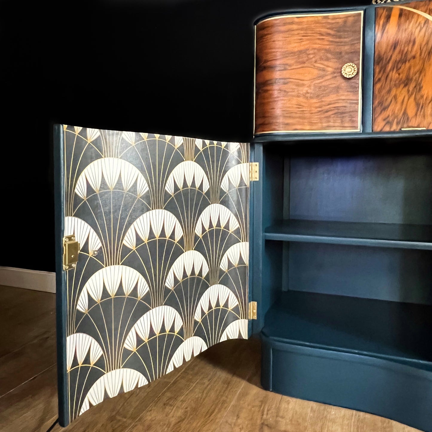 Grand Cocktail Cabinet