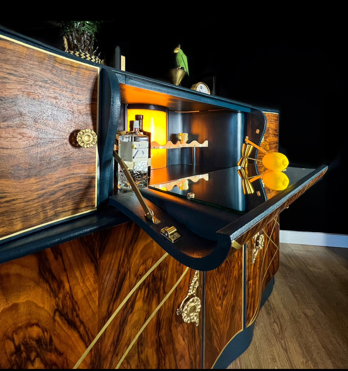 Grand Cocktail Cabinet