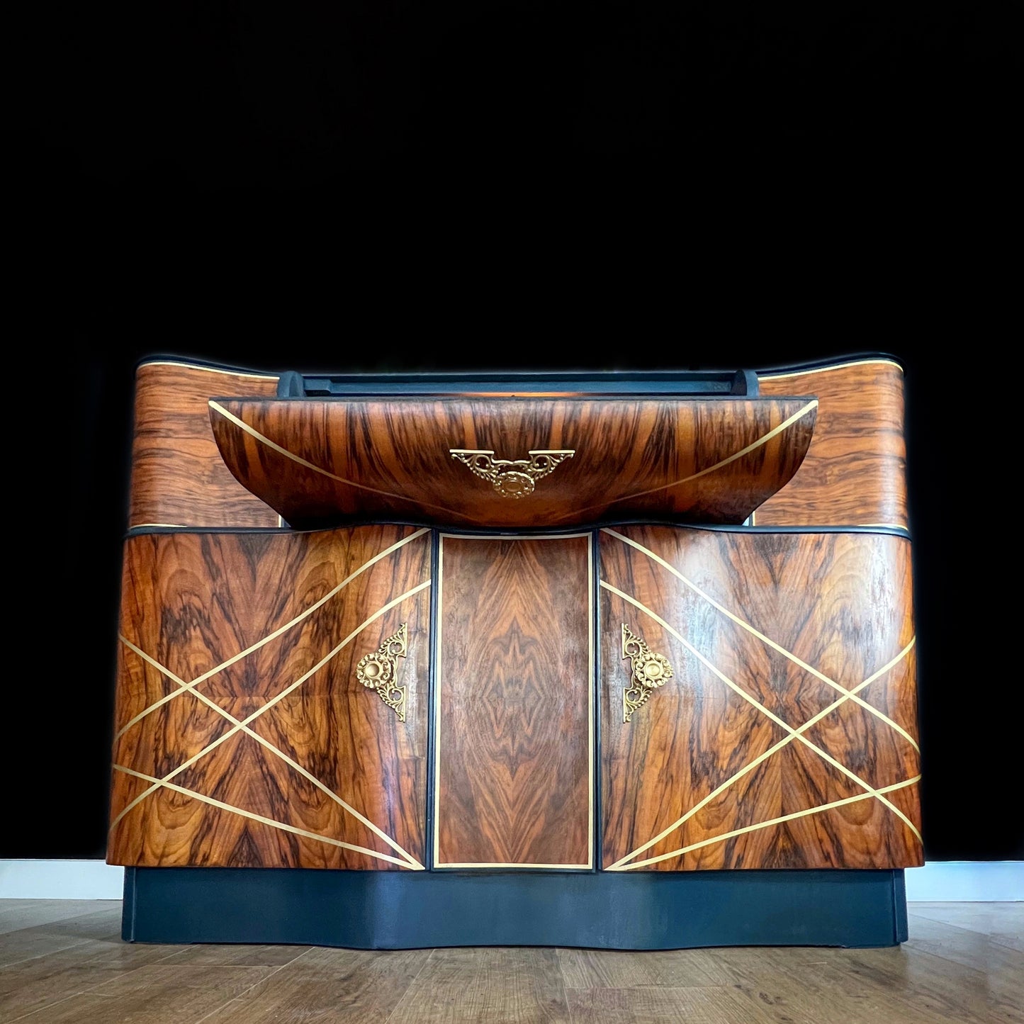 Grand Cocktail Cabinet